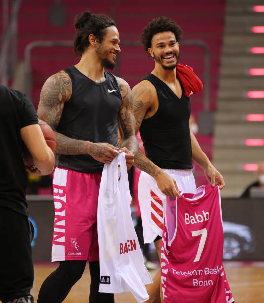 对年轻球队 对年轻球队